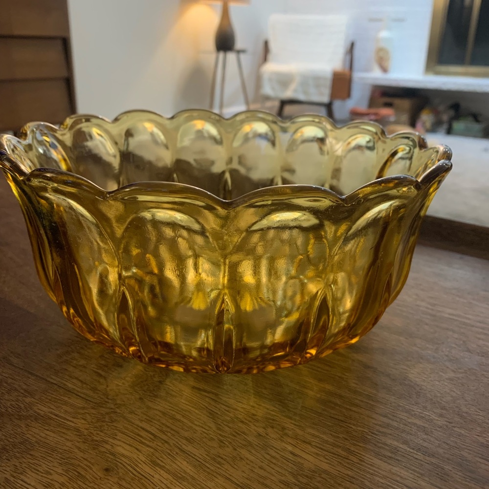 Vintage beautiful anchor hocking Fairfield amber glass bowl